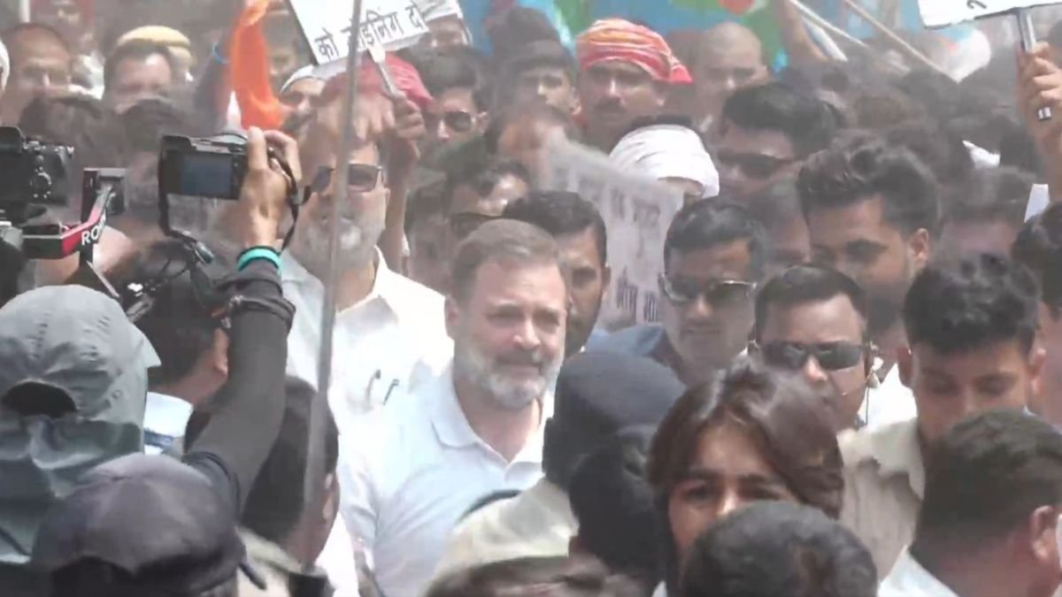 सफेद टीशर्ट पहने बिहार की सड़कों पर राहुल गांधी, साथ में हजारों की भीड़, देखें पलायन रोको यात्रा की तस्वीरें
