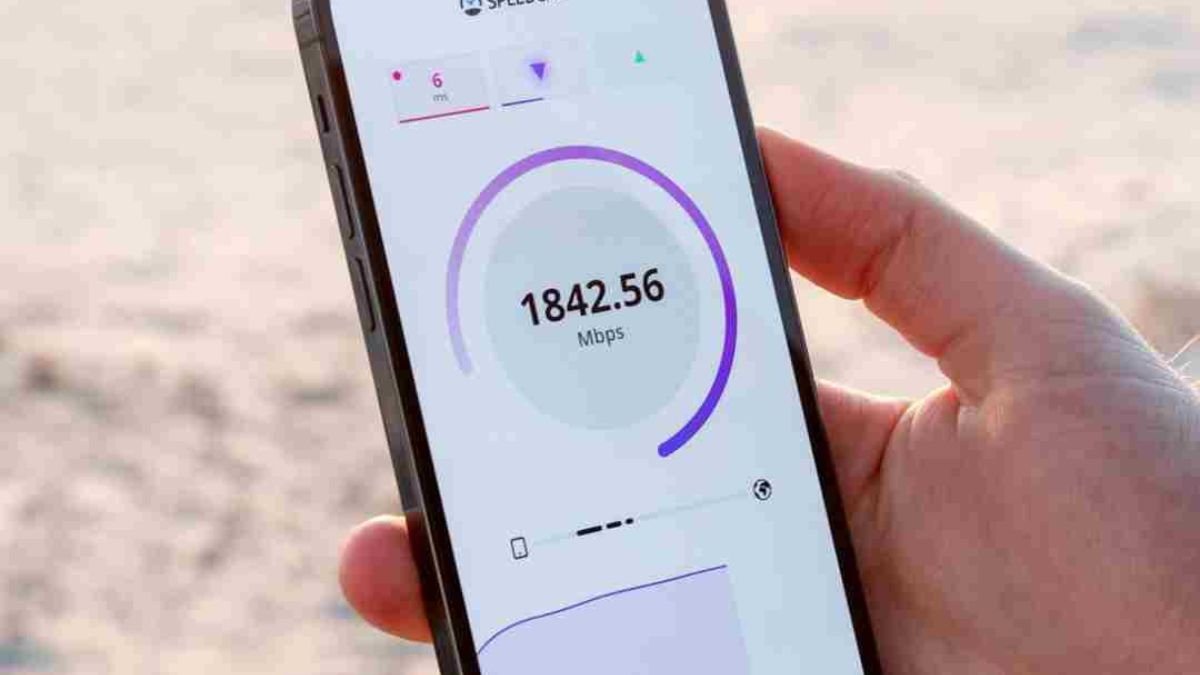 स्मार्ट यूजर्स की सीक्रेट टिप्स, इन 5 ट्रिक्स से बचाएं मोबाइल डेटा बिना इंटरनेट बंद किए