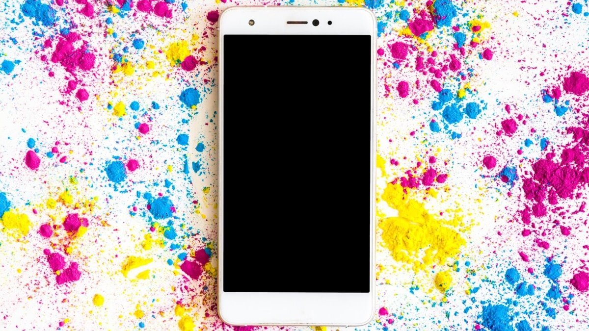 होली खेलने के दौरान Smartphone का ऐसे रखें ख्याल, अंदर नहीं घुसेगा पानी, रंगों से भी रहेगा सुरक्षित