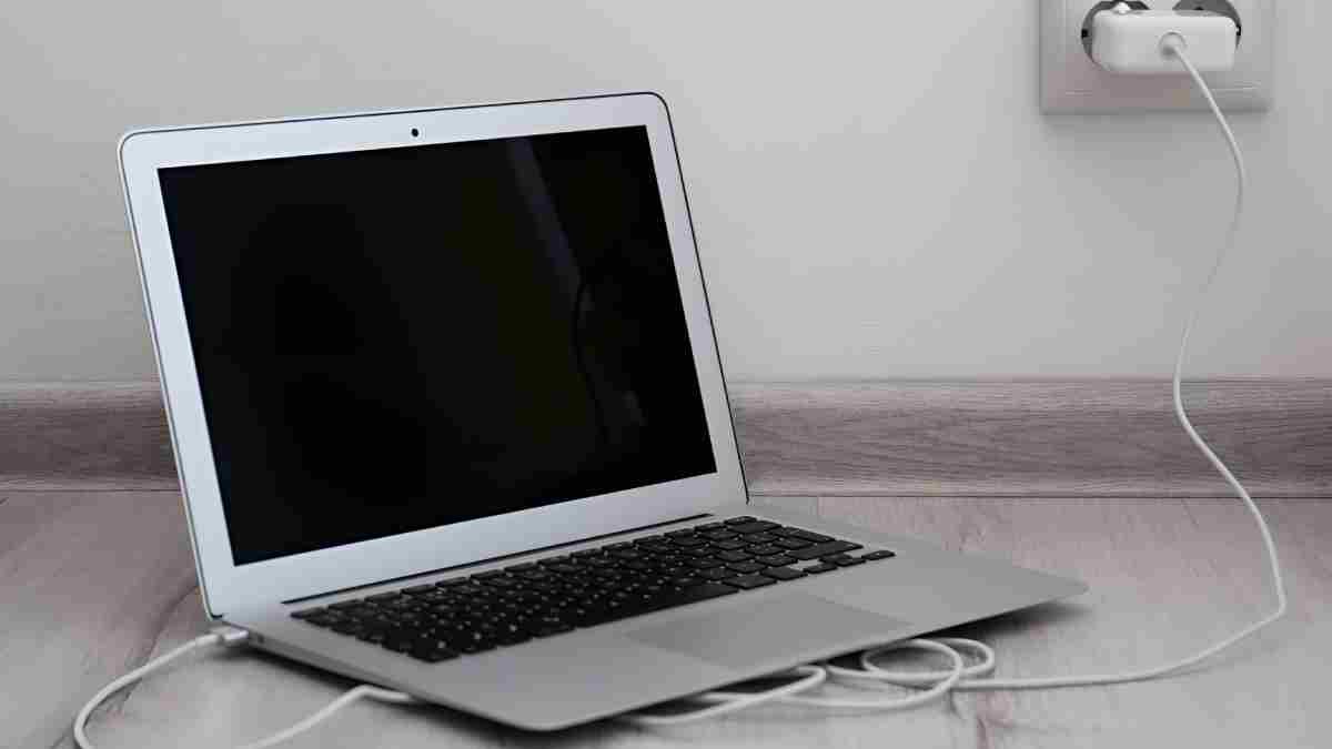 क्या हर वक्त लैपटॉप चार्ज पर लगाकर रखना सही है? 90% यूजर्स कर रहे हैं ये बड़ी गलती, जानिए असली सच्चाई