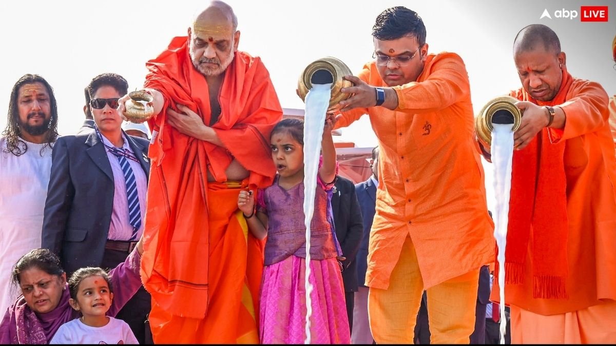 मंत्रोच्चार के बीच परिवार संग गृह मंत्री अमित शाह ने संगम में लगाई आस्था की डुबकी, संतों का लिया आशीर्वाद; देखें तस्वीरें