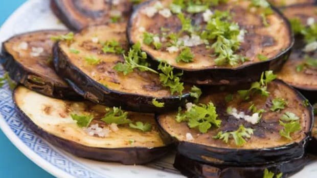 Chilli Garlic Baingan Bhaja Recipe: A Spicy Twist To A Bengali Classic In Just 20 Mins