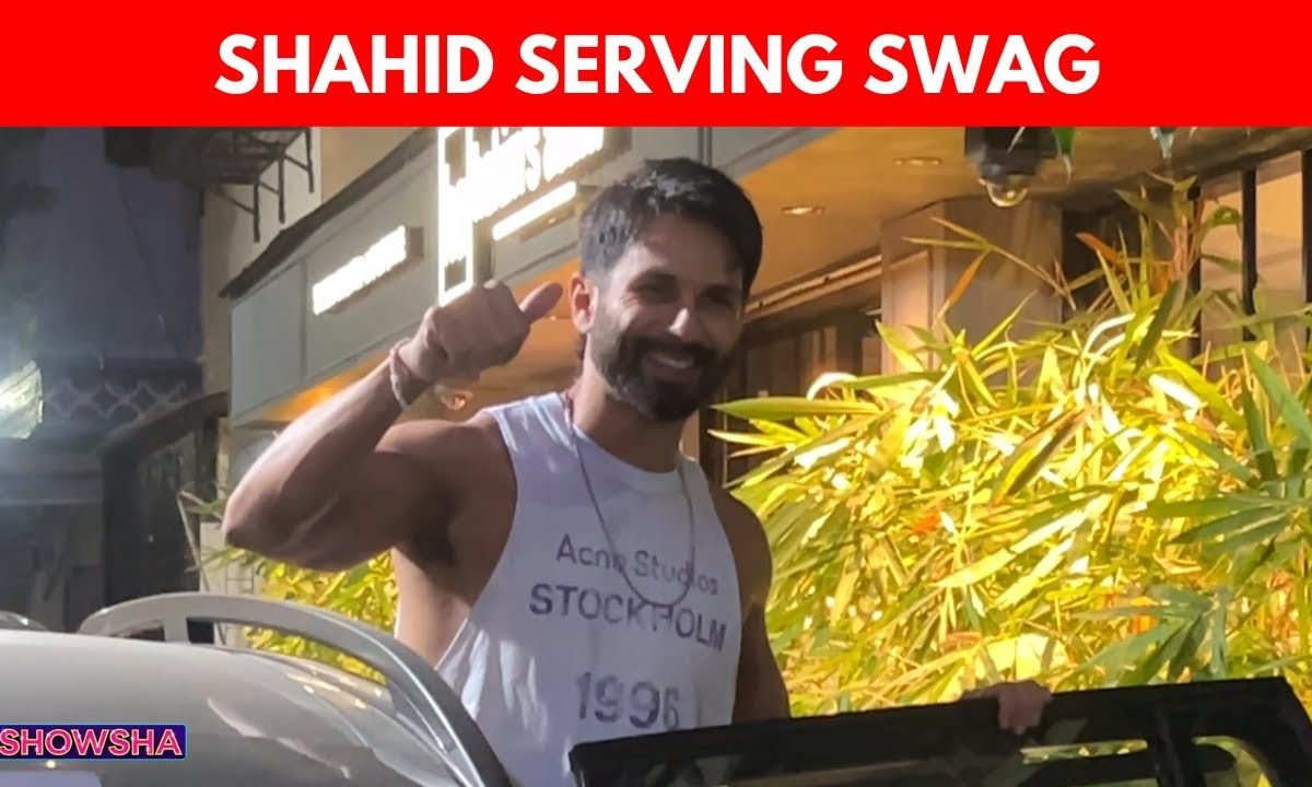 Shahid Kapoor Spotted In Bandra Giving Casual Street Style Goals | WATCH