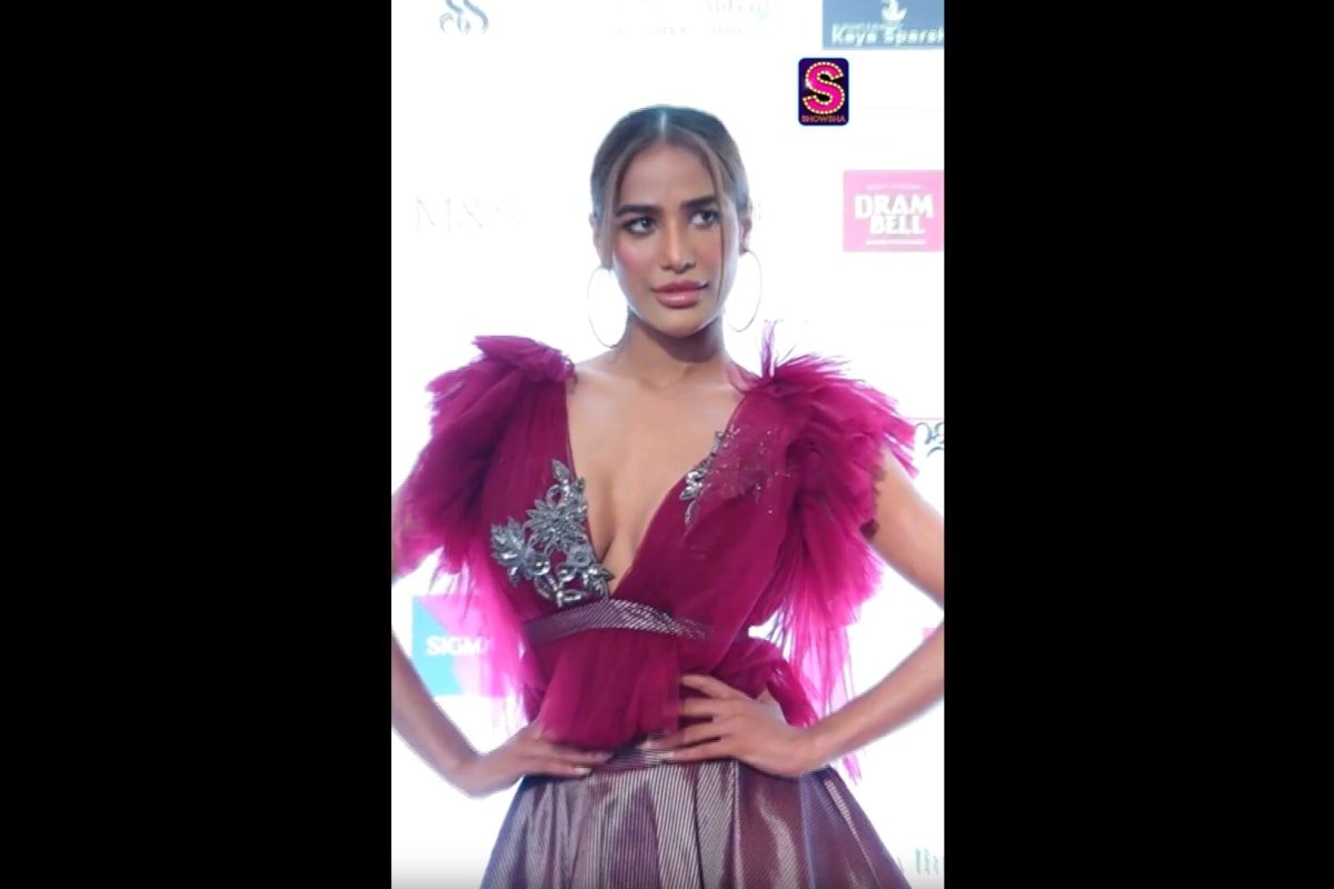 “Mai Jaldi Aa Gayi?!” Poonam Pandey steals hearts while spreading love to the cameras!