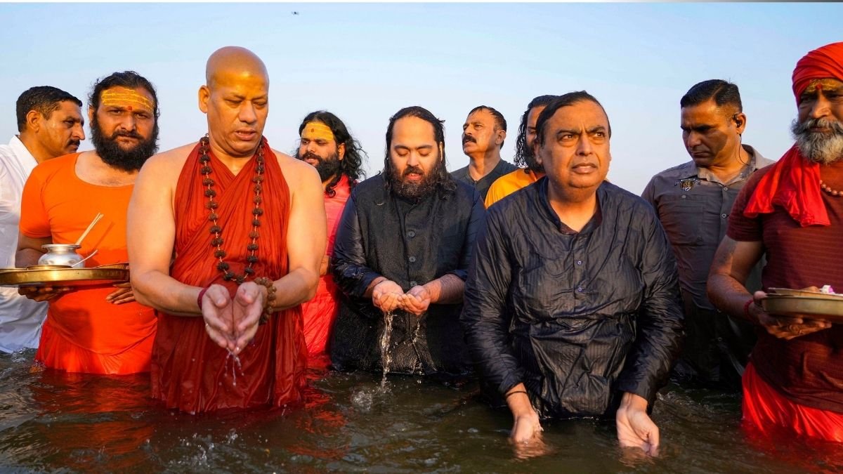 पत्नी, बेटे, बहू, पोतों संग मुकेश अंबानी ने किया संगम में स्नान, देखें तस्वीरें