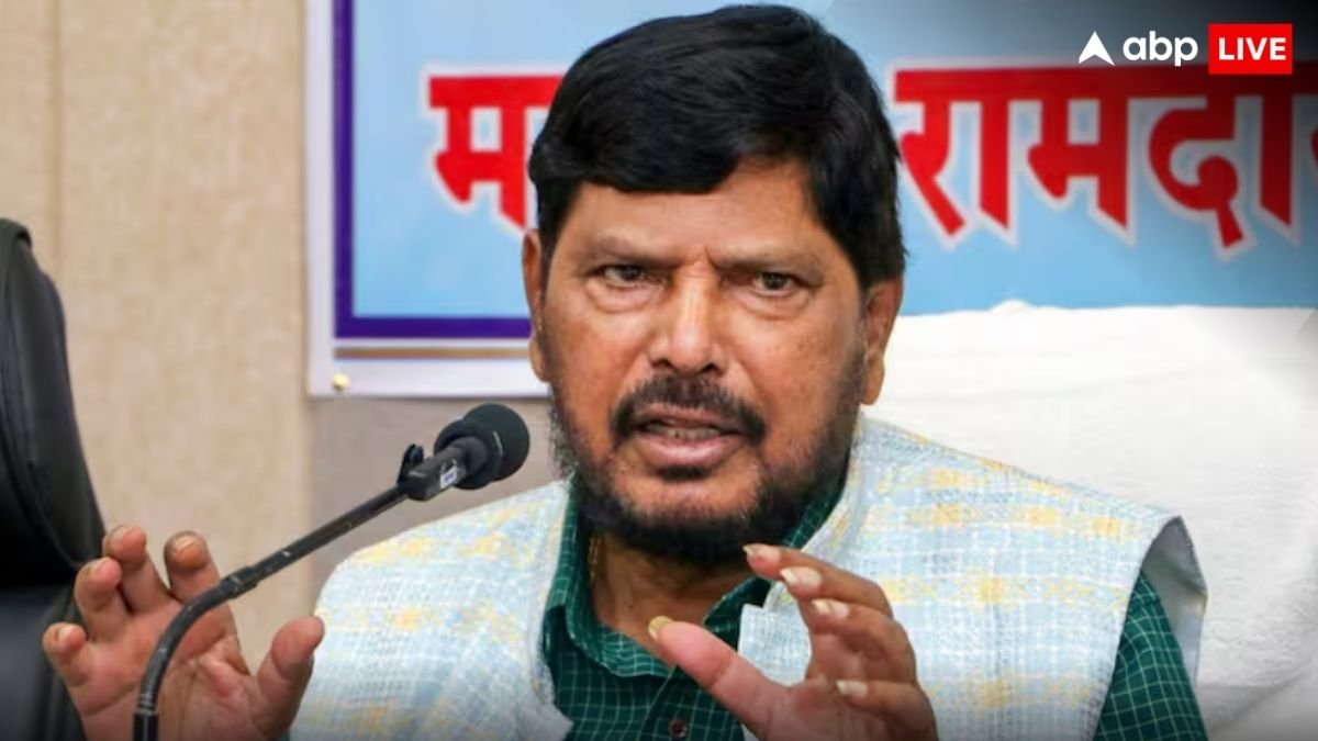 एक्सीडेंट हो गया, पैसे भेज दीजिए, केंद्रीय मंत्री आठवले को ठगने की कोशिश, असिस्टेंट ने बचाया