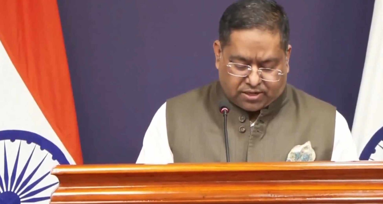 खुद के गिरेबान में झांकें, अपनी जिम्मेदारी दूसरों पर डालने से..., चटगांव हिंसा पर भारत की बांग्लादेश को खरी-खरी