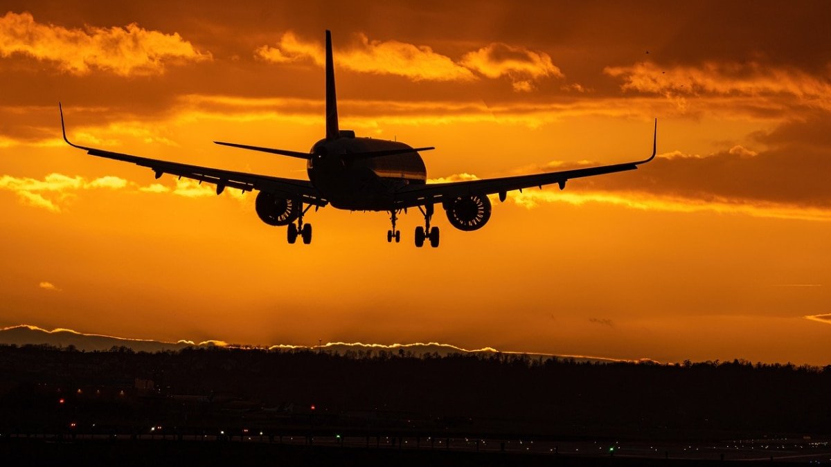 ATF Price Cut: त्योहारी महीने में सस्ती होगी हवाई यात्रा! तेल कंपनियों ने घटाये हवाई ईंधन के दाम