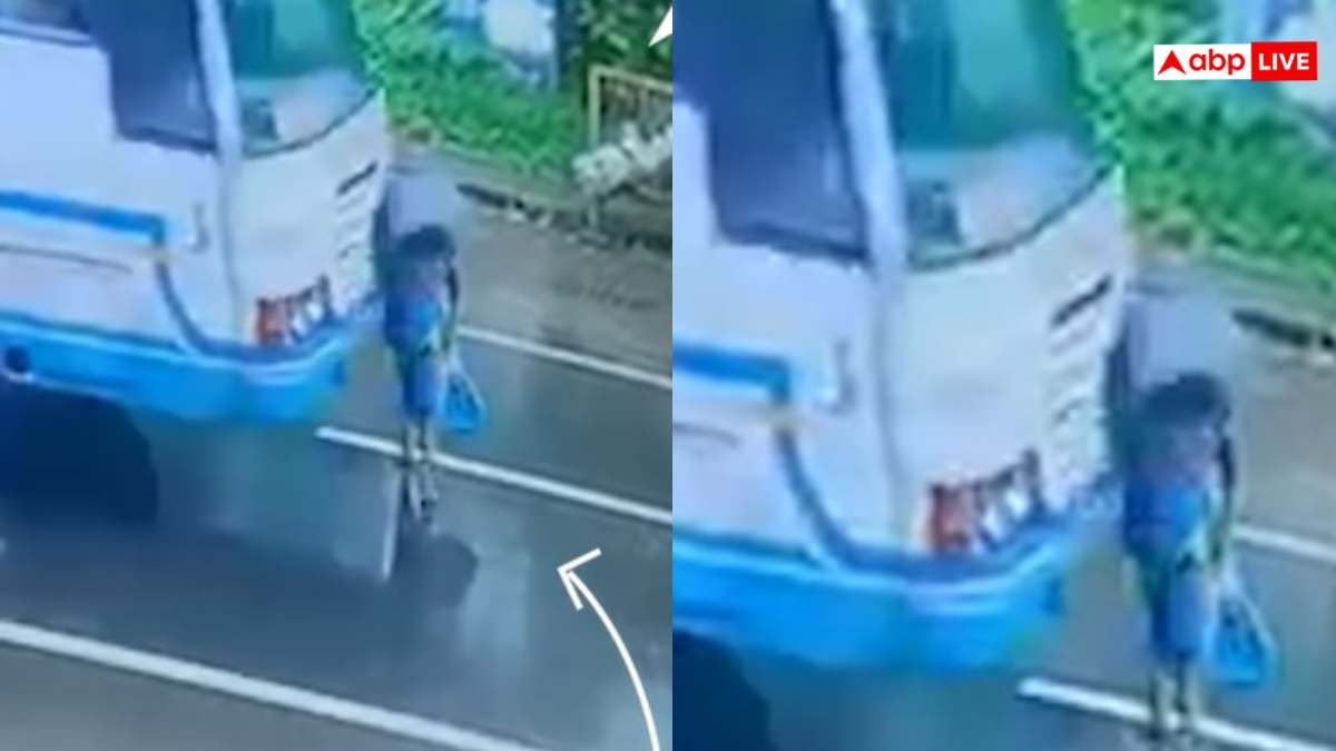 Video: सड़क पार कर रही महिला को नहीं दिखी बस, कुचलकर मौत, छाता बना वजह! वीडियो वायरल