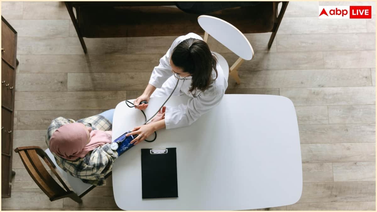 White Coat Hypertension: डॉक्टर के सामने अचानक क्यों बढ़ जाता है मरीज या सही सलामत इंसान का ब्लड प्रेशर? जान लें वजह