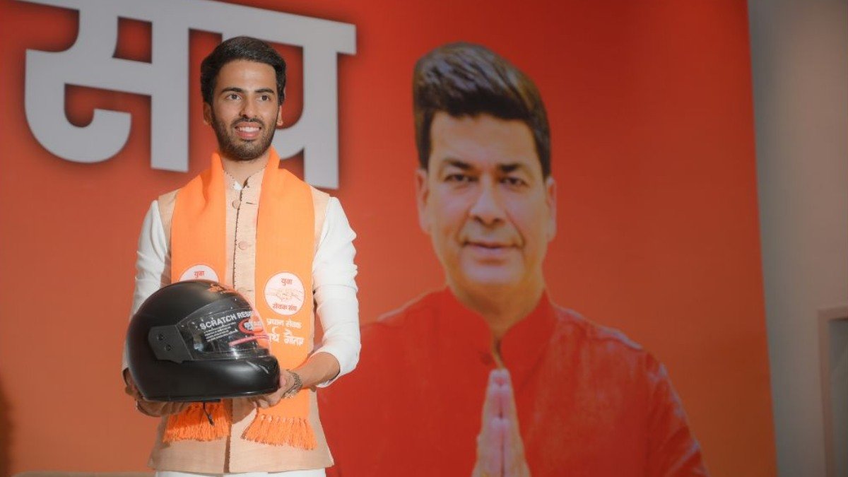 सड़क हादसों में लोगों की जान बचाने के लिए पार्थ गौतम फाउंडेशन आया आगे, बांटे 2000 हेलमेट, सरकार से की यह बड़ी माँग!