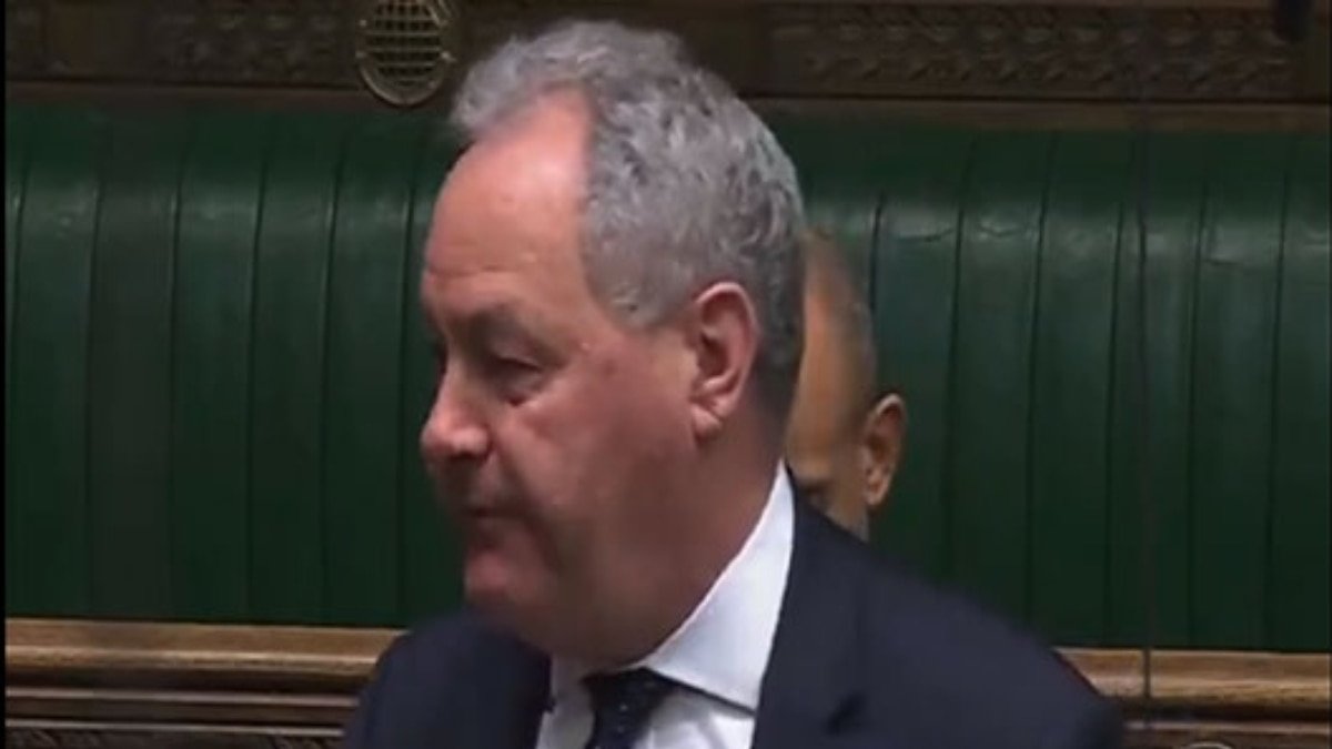 होली पर अपने बिजनेस सूट को ना पहने, जानें क्यों UK के सांसद ने लोगों को दी ये सलाह