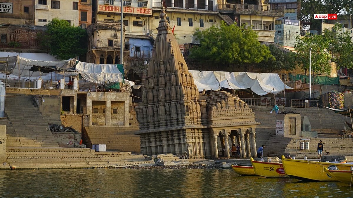 9 डिग्री के एंगल पर झुका है काशी का प्राचीन रत्‍नेश्‍वर महादेव मंदिर, सावन में जल नहीं चढ़ा पाते श्रद्धालू