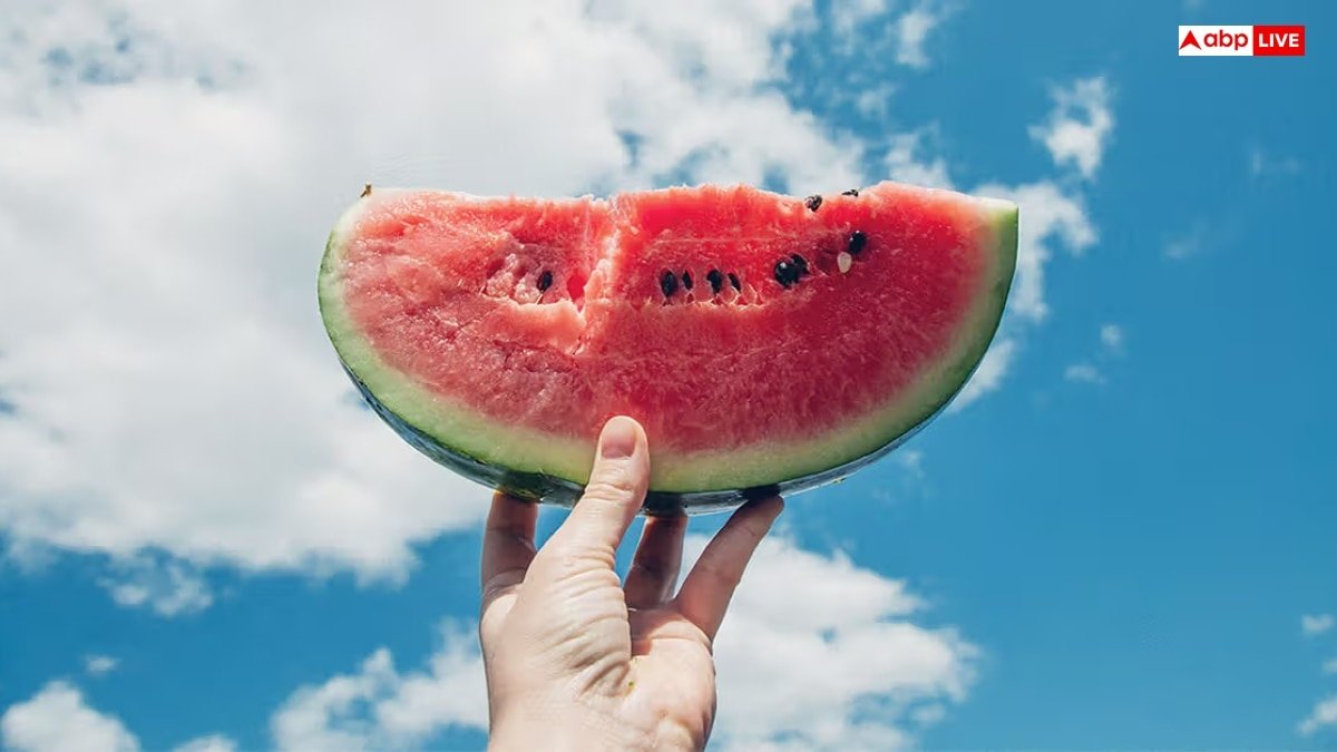 गर्मियों में जमकर तरबूज खाने वाले हो जाएं सतर्क, वरना पहुंच सकते हैं अस्पताल