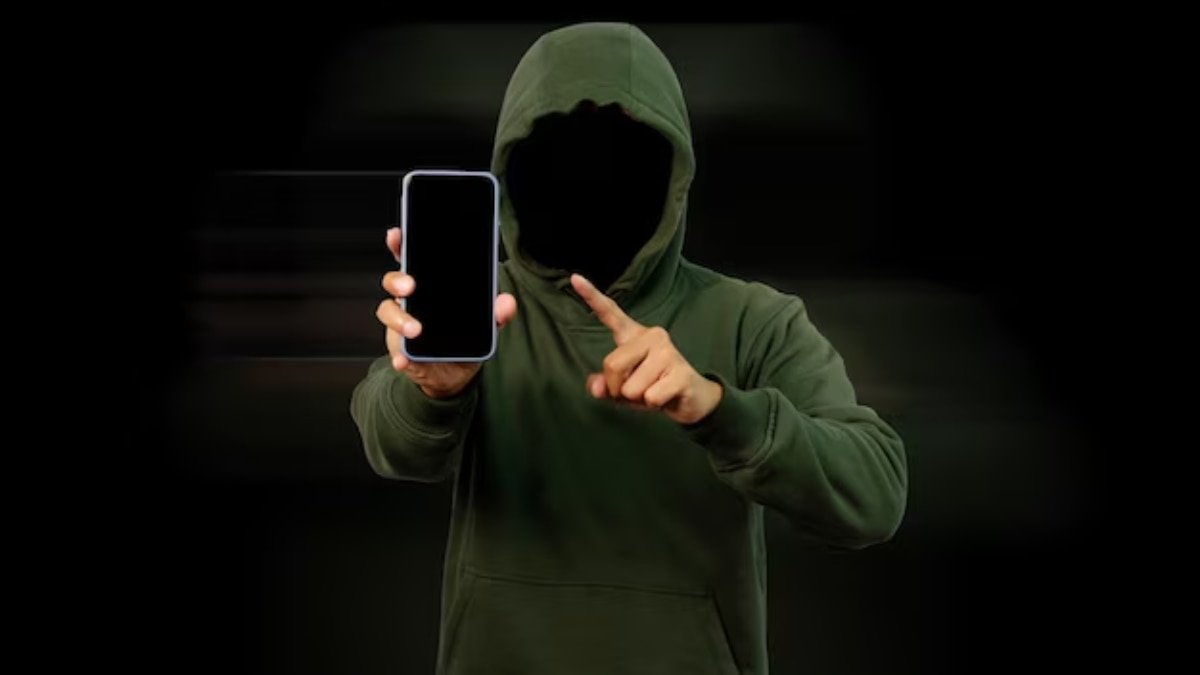 WhatsApp ग्रुप से गिफ्ट कार्ड लेने का लालच पड़ा भारी, स्कैमर्स ने उड़ा लिए 51 लाख रुपये