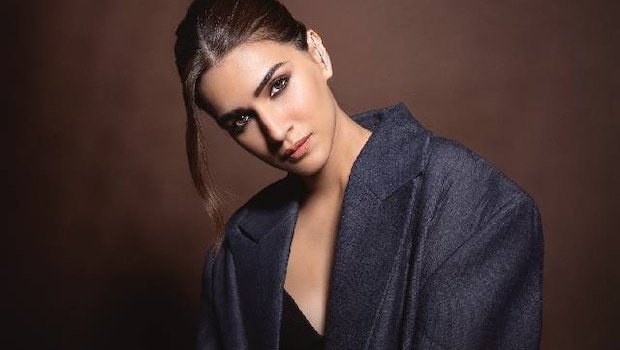 Kriti Sanon Enjoys Jalebis On The Sets Of Tere Ishk Mein, Courtesy Aanand L. Rai