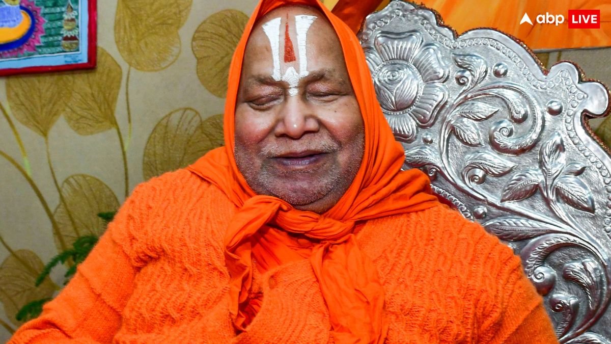 Mahakumbh Stampede: धीरेंद्र शास्त्री को मोक्ष का ज्ञान नहीं, उनमें समझ की कमी, अब रामभद्राचार्य ने दी नसीहत