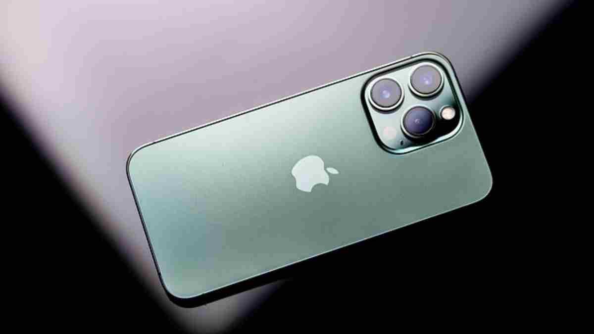 यहां कौड़ियों के भाव मिल रहे iPhones! MacBook पर भी मिल रहा जबरदस्त डिस्काउंट, जानें ऑफर डिटेल्स