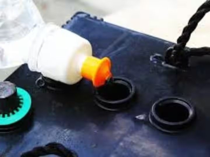 इन्वर्टर की बैटरी में कब डालें पानी? 90% लोग करते हैं ये बड़ी गलती!