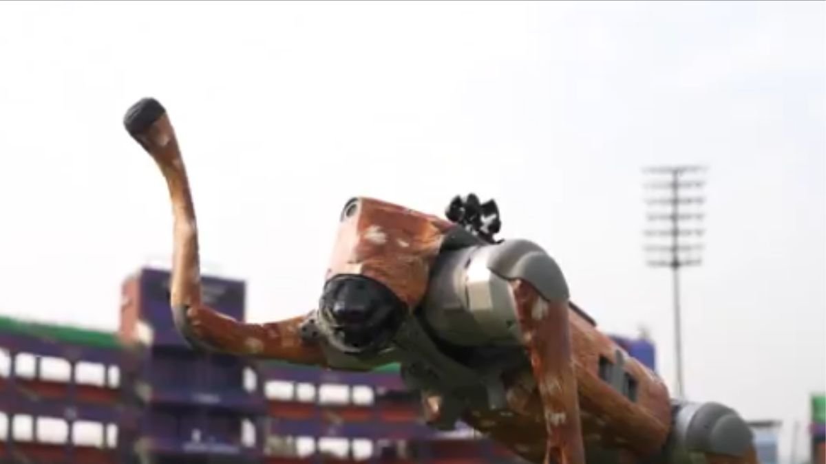 IPL 2025: हार्दिक पांडेया-धोनी संग ग्राउंड पर मस्ती करता दिखा रोबोटिक डॉग, क्या है ये नई टेक्नोलॉजी, जानिए