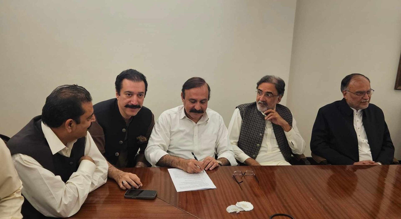 PoK में शहबाज शरीफ ने प्रदर्शनकारियों पर की नोटों की बारिश, थम गई हिंसा और हुआ ये समझौता