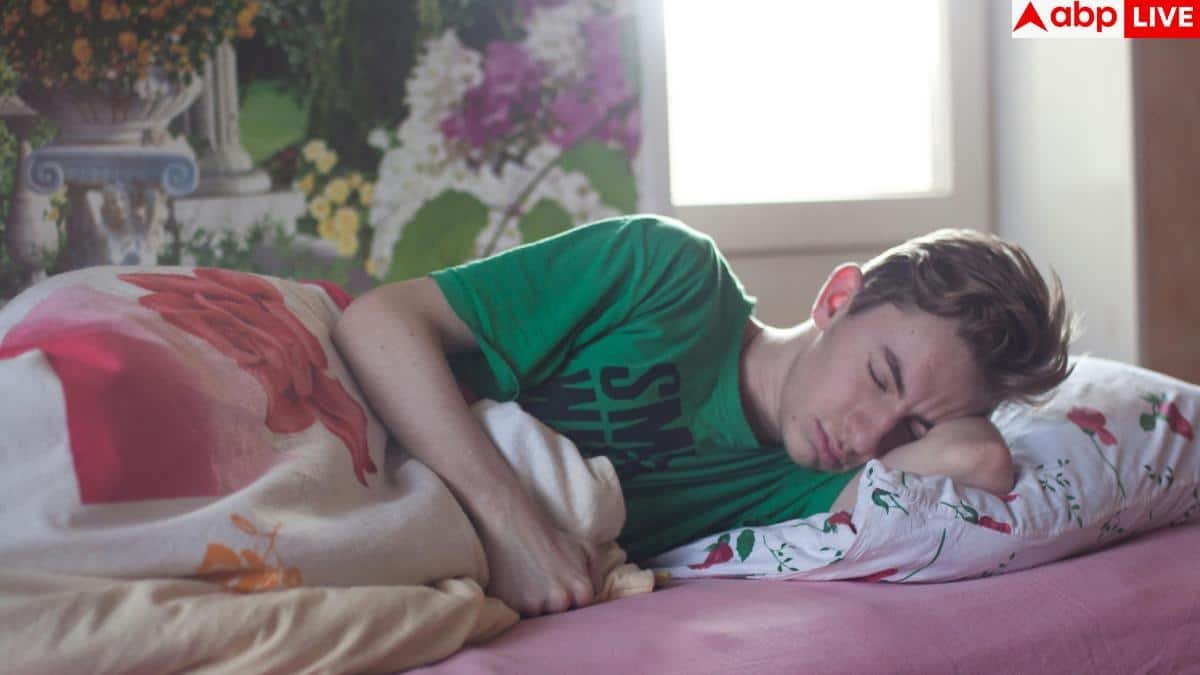 Cold Feet in Winter: दिनभर रजाई या कंबल में रहने पर भी ठंडे रहते हैं आपके पैर? इस चीज की हो सकती है कमी