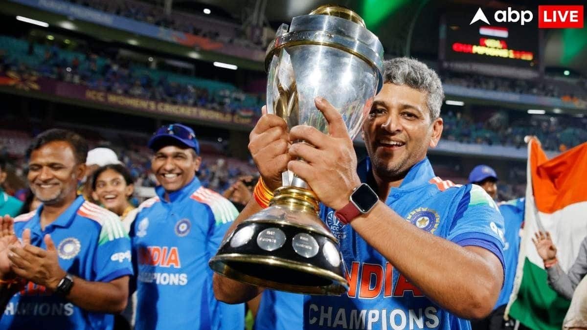 कौन हैं टीम इंडिया के कोच अमोल मजूमदार? फाइनल में जीत के बाद कप्तान हरमनप्रीत कौर ने छुए पैर