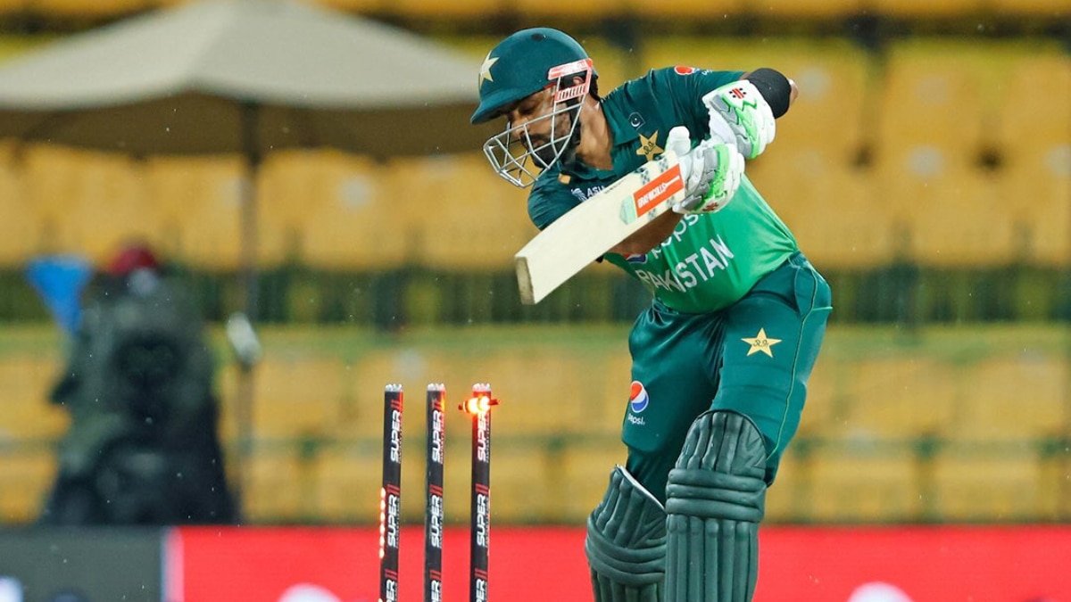 NZ vs PAK 2nd ODI: दूसरे वनडे में भी बिखरी पाकिस्तान, 32 रनों पर पवेलियन लौटी आधी टीम