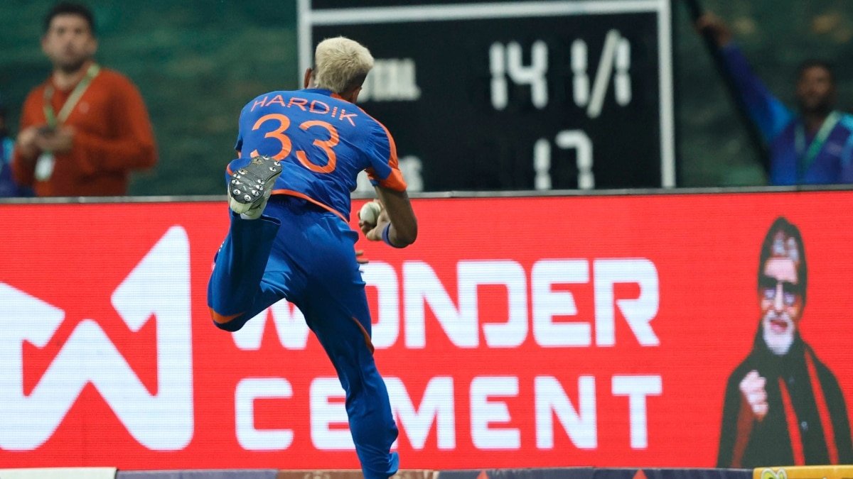 Hardik Pandya: जिस सुपरमैन कैच ने दिलाई टीम इंडिया को जीत, उसके लिए हार्दिक पांड्या को मिला मेडल