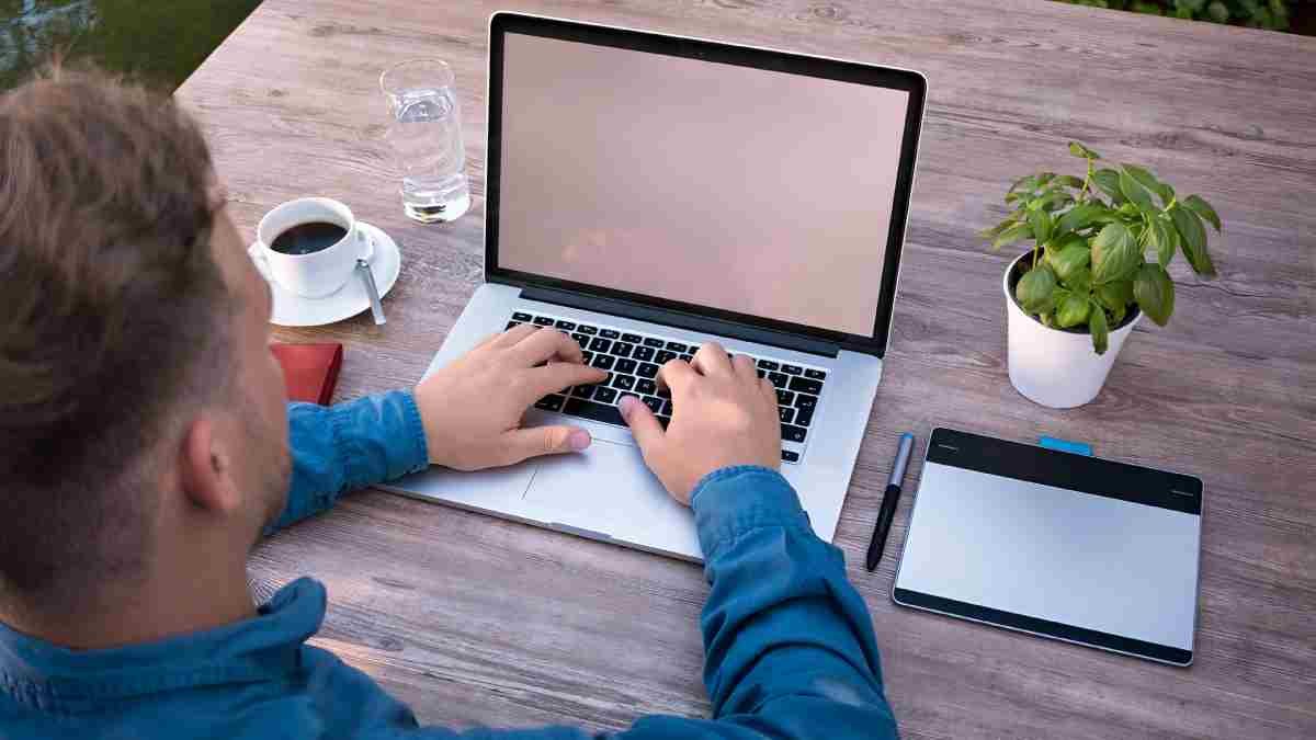 कम बजट, हाई परफॉर्मेंस! 50 हजार से नीचे मिल रहे हैं ये धांसू लैपटॉप, पढ़ाई और मनोरंजन दोनों के लिए हैं बेस्ट