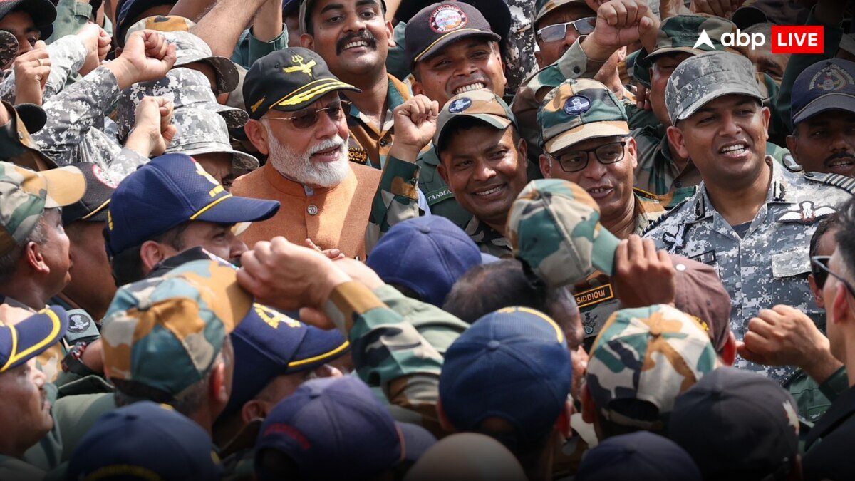 पाकिस्तान को वॉर्निंग देने के बाद अचानक आदमपुर एयरबेस पहुंचे पीएम मोदी, वायुसेना के जवानों से मिले, तस्वीरें