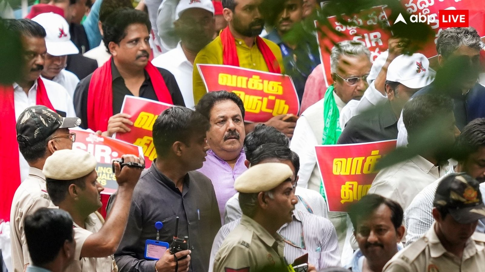 Parliament Monsoon Session Live: महुआ मोइत्रा और मिताली बाग हुईं बेहोश, बैरिकेड फांदकर कूदे अखिलेश... SIR और वोट चोरी के खिलाफ विपक्ष का हल्ला बोल
