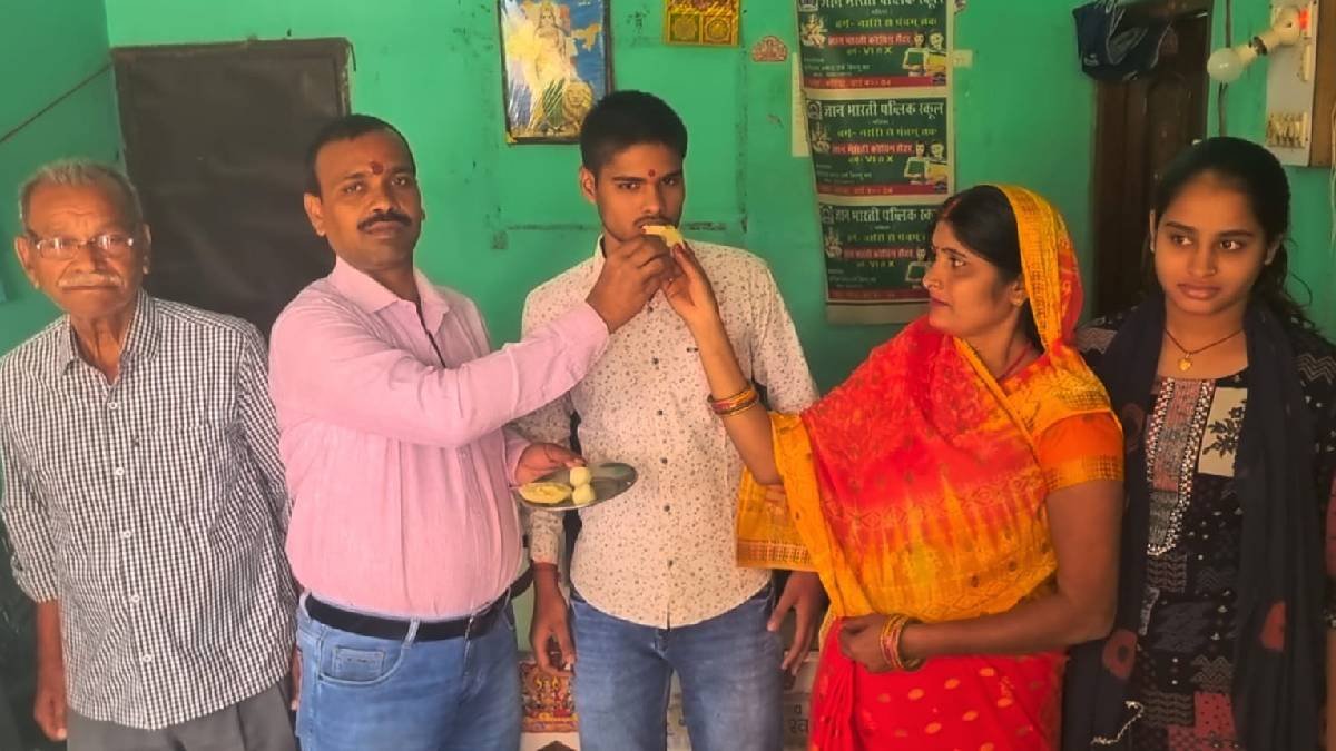 बिहार इंटर परीक्षा में बेतिया के निशांत राज ने किया कमाल, कॉमर्स में 471 अंक लाकर टॉपर बना किसान का बेटा