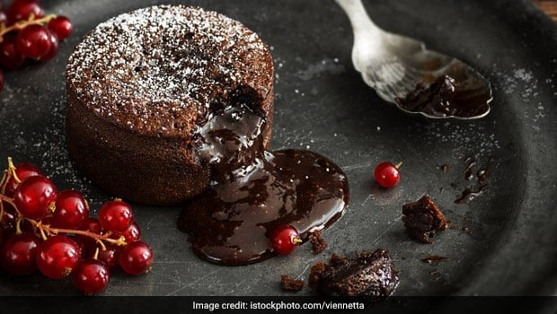 Watch: How To Make Eggless Chocolate Cake In Just Two Minutes Without Any Baking Equipment