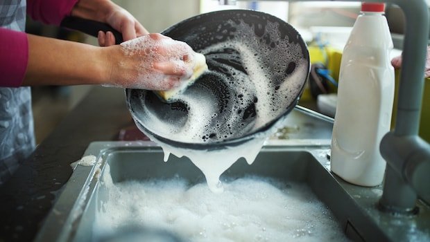 Washing Greasy Pans With Hot Water? Heres Why Its Not A Good Idea