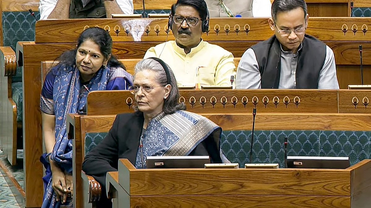 सोनिया गांधी ने राष्ट्रपति मुर्मू को कहा- Poor Lady, BJP बोली- सर्वोच्च पद पर बैठी आदिवासी महिला का अपमान