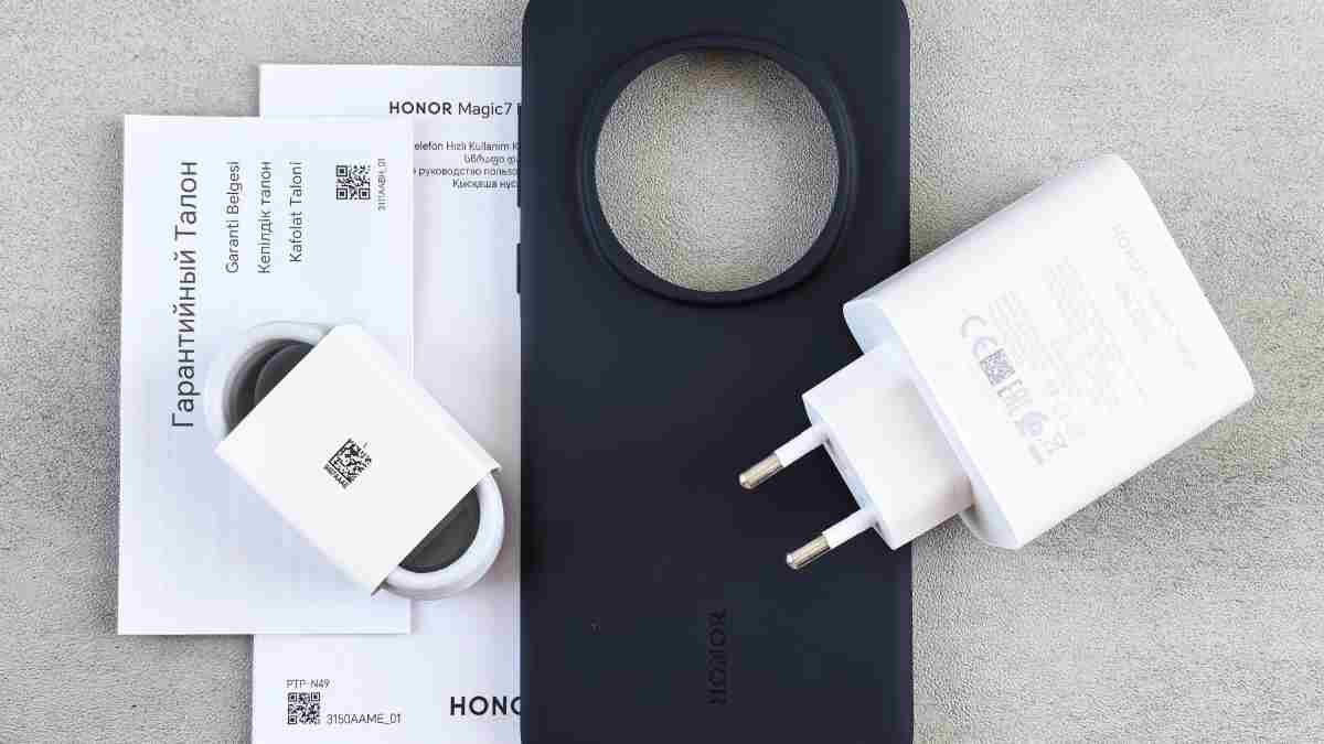 iPhone-Samsung के प्रीमियम फोन्स के साथ क्यों नहीं मिलता है चार्जर? जाने क्या है राज