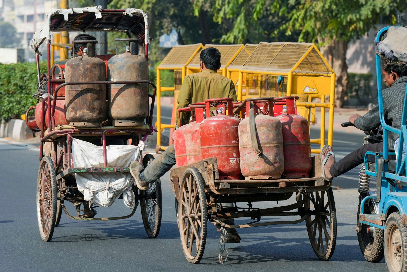 LPG Price Hike: होली और रमजान के महीने में महंगा हो गया एलपीजी सिलेंडर, चेक करें अपने शहर के नए रेट
