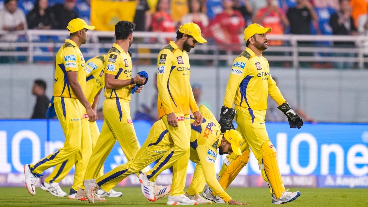 CSK प्लेऑफ से बाहर! धोनी से तीन गुना अधिक सैलरी लेकिन पूरी तरह फ्लॉप रहा ये खिलाड़ी असली गुनहगार