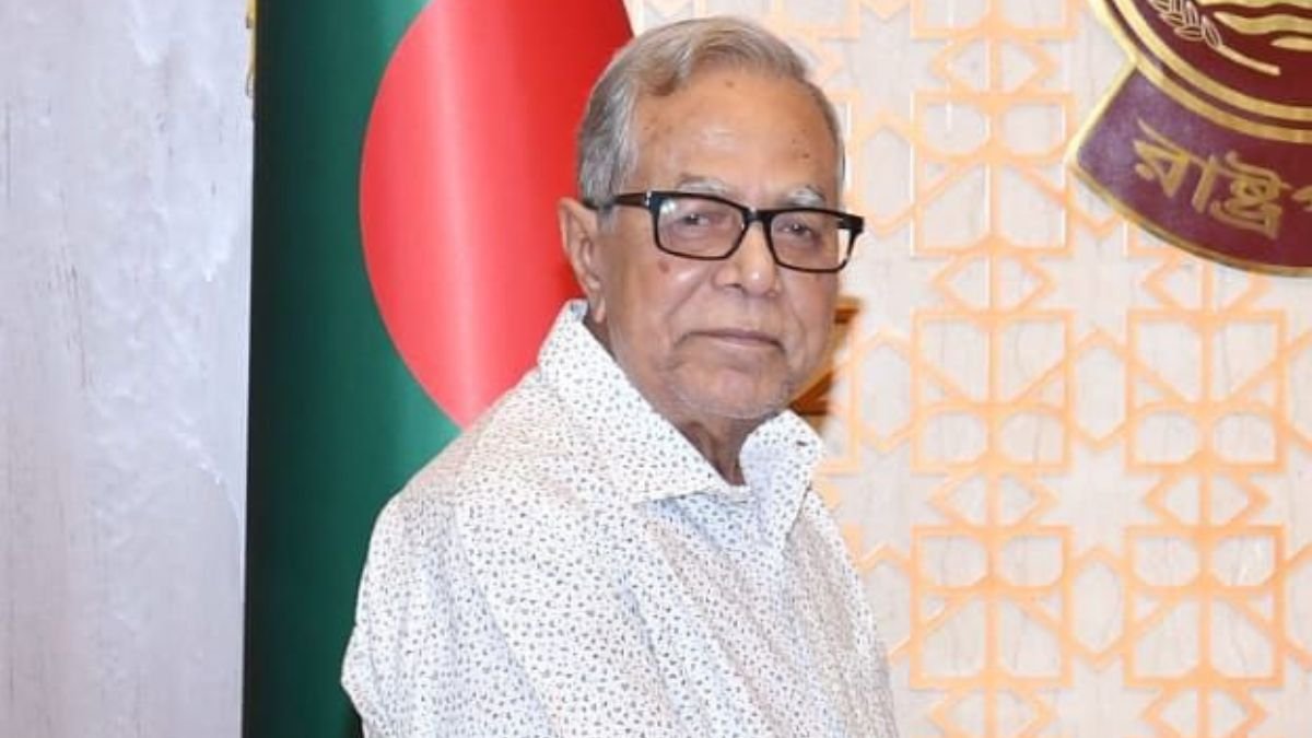 बांग्लादेश में फिर सियासी भूचाल! लुंगी पहन व्हीलचेयर पर थाईलैंड भागे पूर्व राष्ट्रपति अब्दुल हमीद