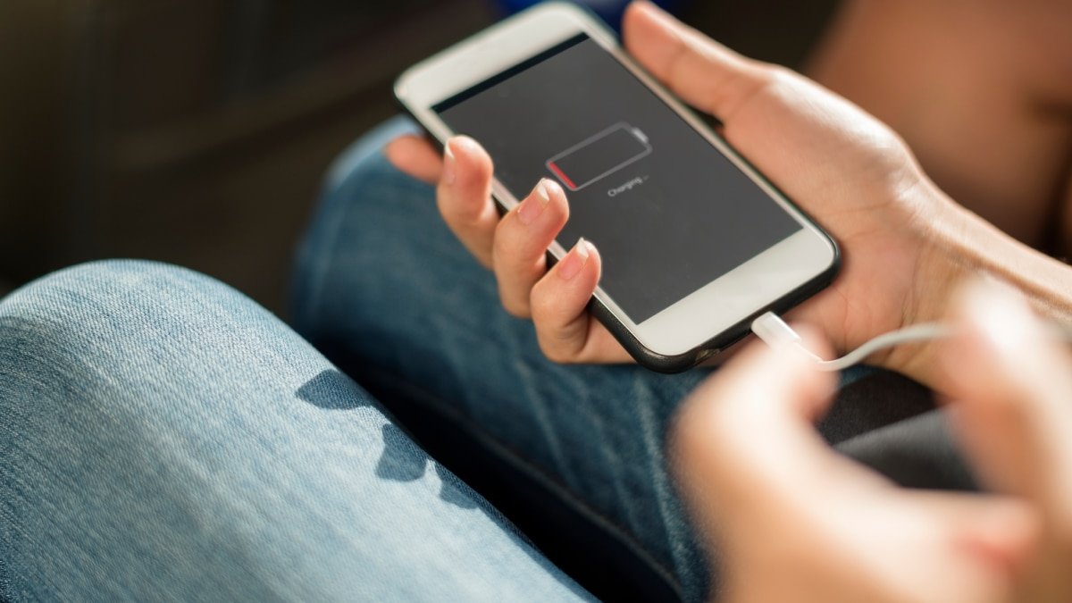 आपके आईफोन की बैटरी को खराब कर देंगी ये गलतियां, कभी भी न करें ये काम