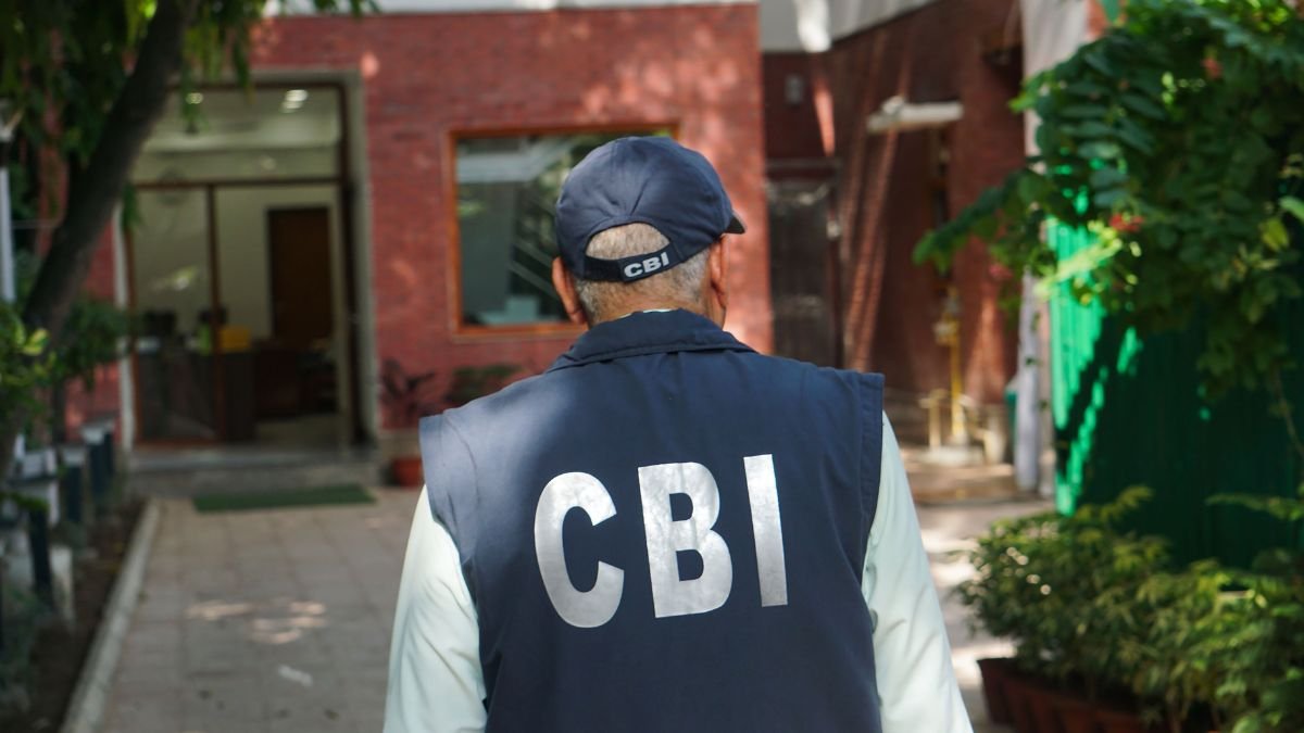 CBI का बड़ा एक्शन, 2.5 लाख रुपये की रिश्वत लेते 2 पुलिसकर्मियों को किया गिरफ्तार