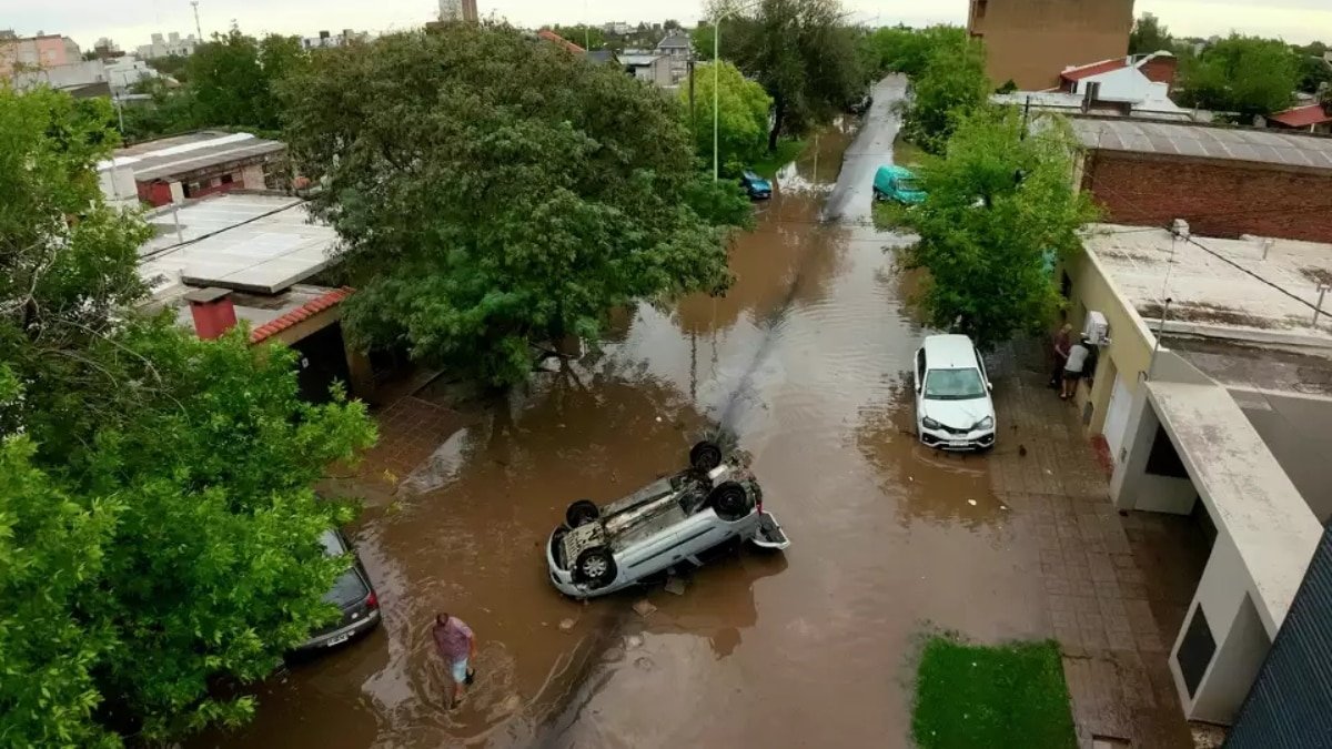 बारिश ने मचाई इस देश में तबाही, 8 घंटे में ही हो गई साल भर की बरसात, 16 लोगों की हुई मौत