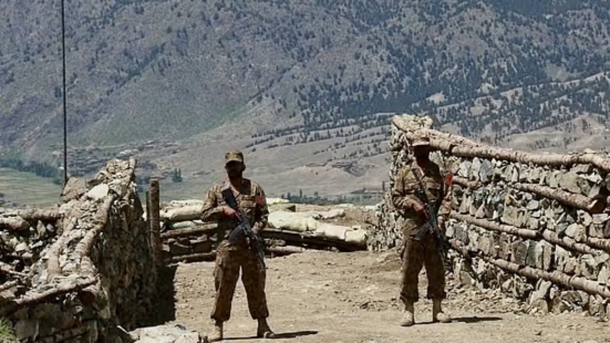 भारत से तनाव के बीच अफगानिस्तान बॉर्डर बना पाकिस्तान के लिए चुनौती! PAK सेना ने 54 घुसपैठियों को मार गिराया