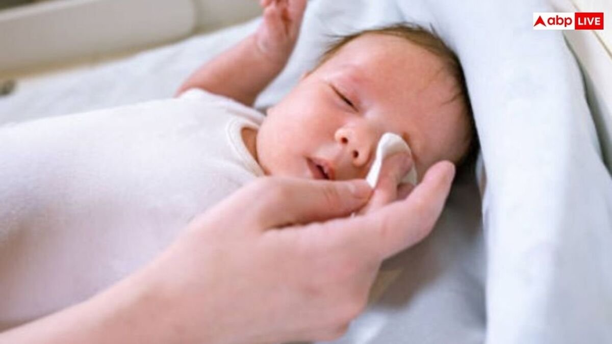 बेबी की गुलाबी आंख के लिए नेचुरल केयर, घर पर आजमाएं ये आसान टिप्स