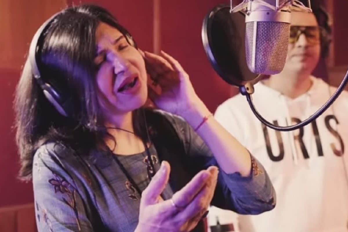 मशहूर गायिका अलका याग्निक से लीजिए सबक! जानें कितनी होनी चाहिए हेडफोन की आवाज?