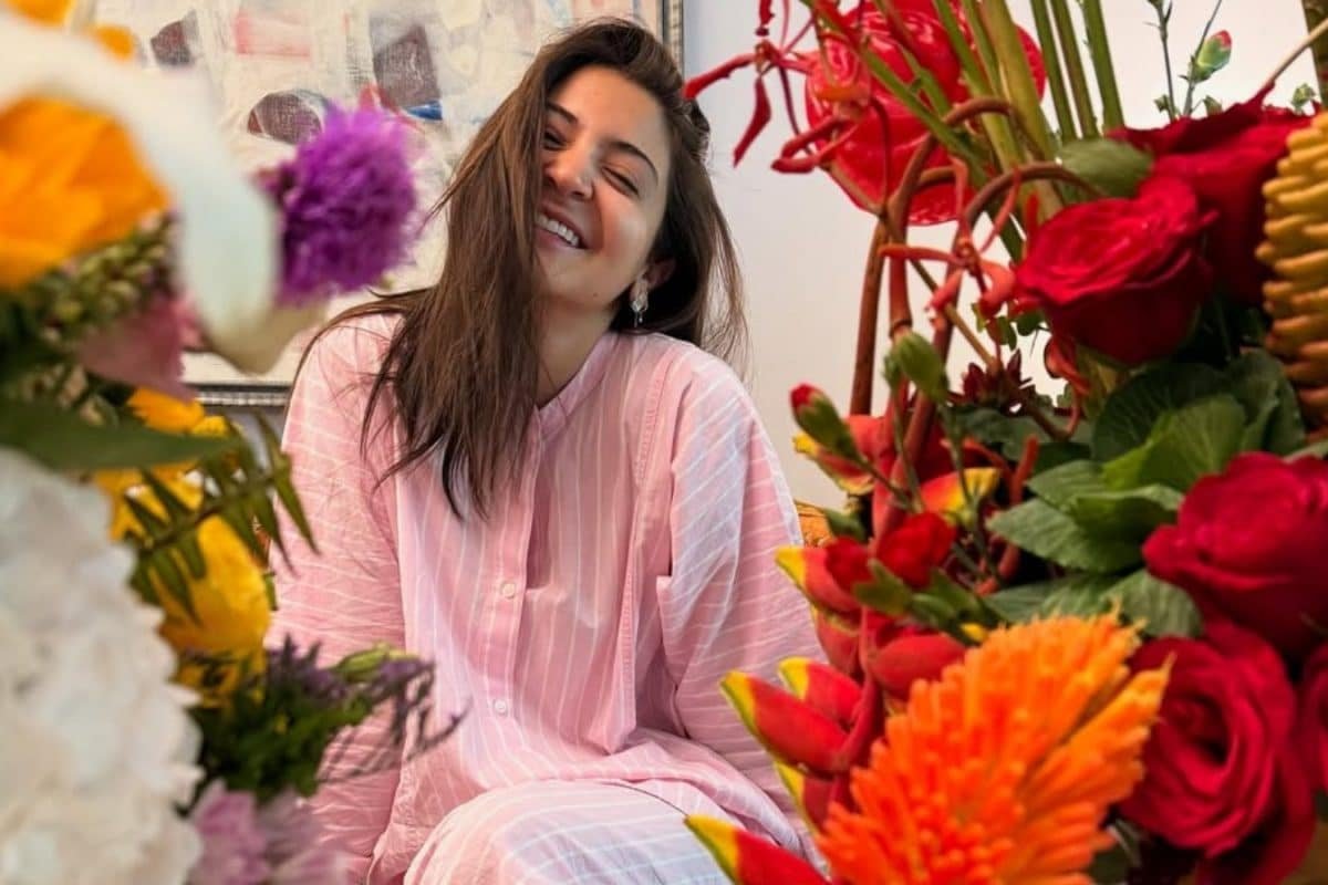 Anushka Sharma Flaunts Her Smile, Poses With Flowers In New Birthday Photo