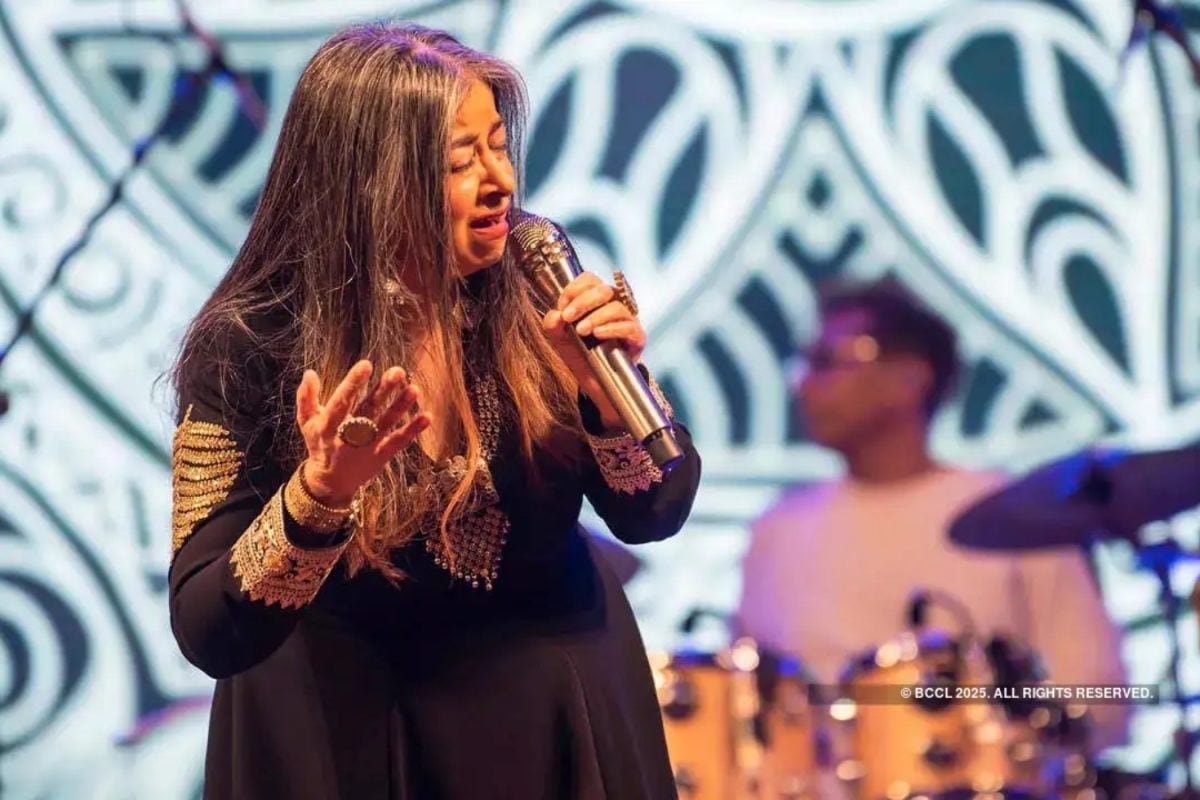Rekha Bhardwaj Stops Performance Mid-Song After Fireworks Disrupt Her Bhopal Concert | Watch