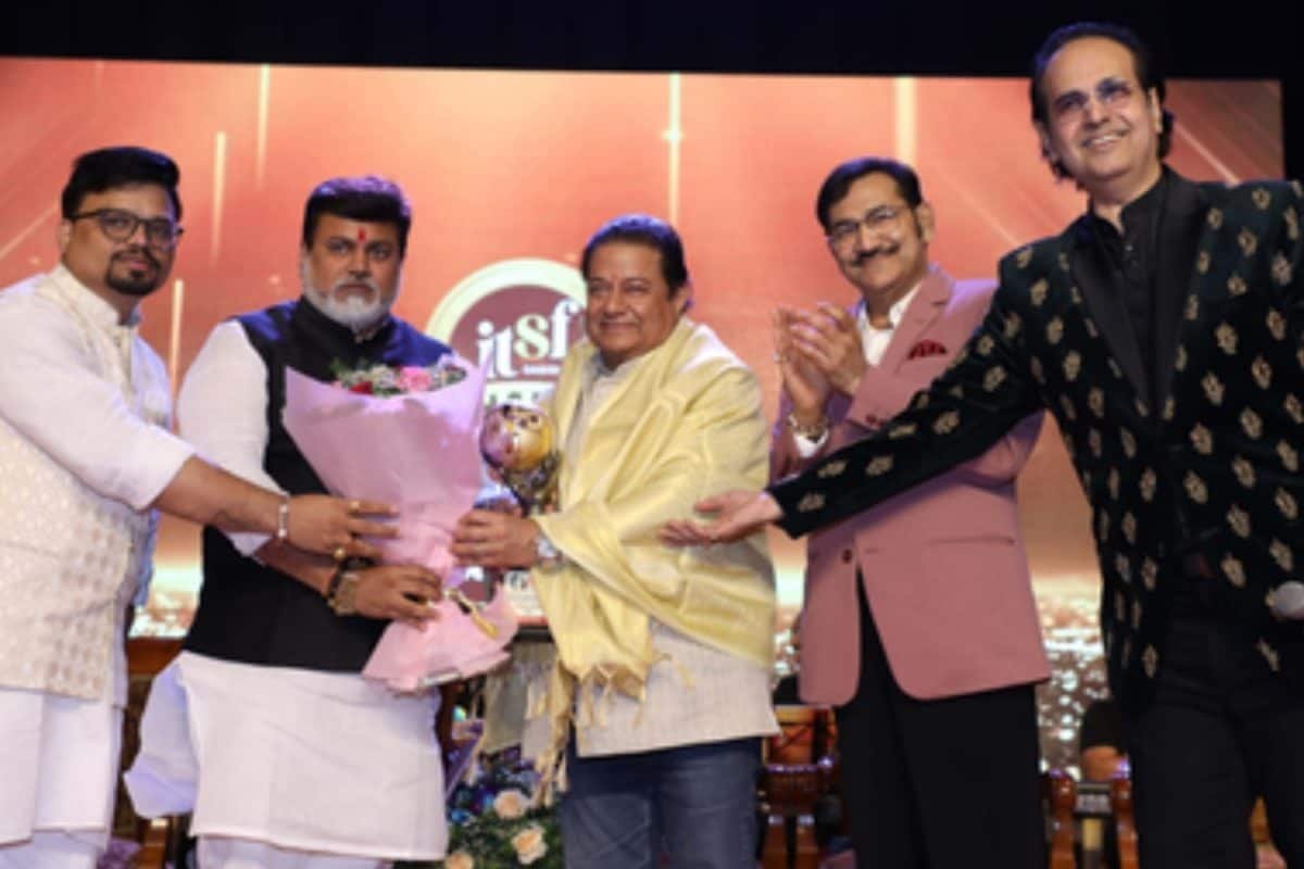 Singer Anup Jalota Receives Padma Shri Mahendra Kapoor Award At ITFS Awards 2025