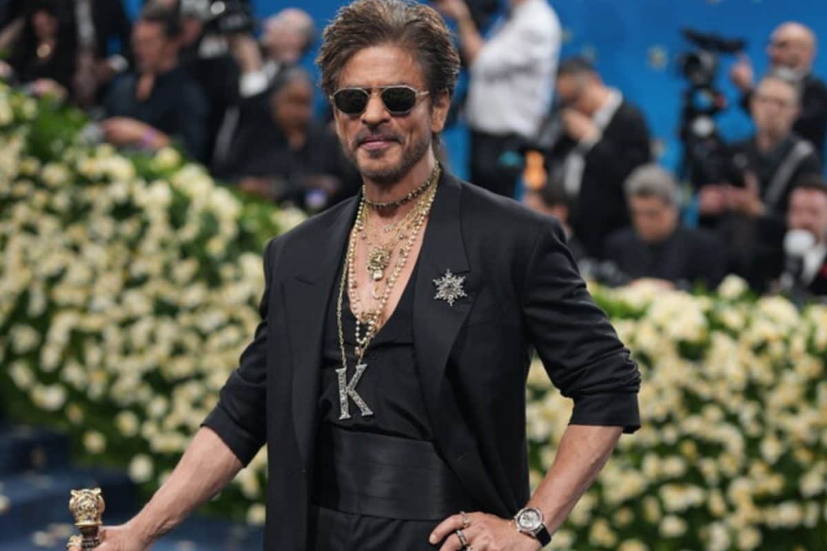 MET Gala 2025: Shah Rukh Khan Mobbed, Fans GO WILD With Cheers | Watch